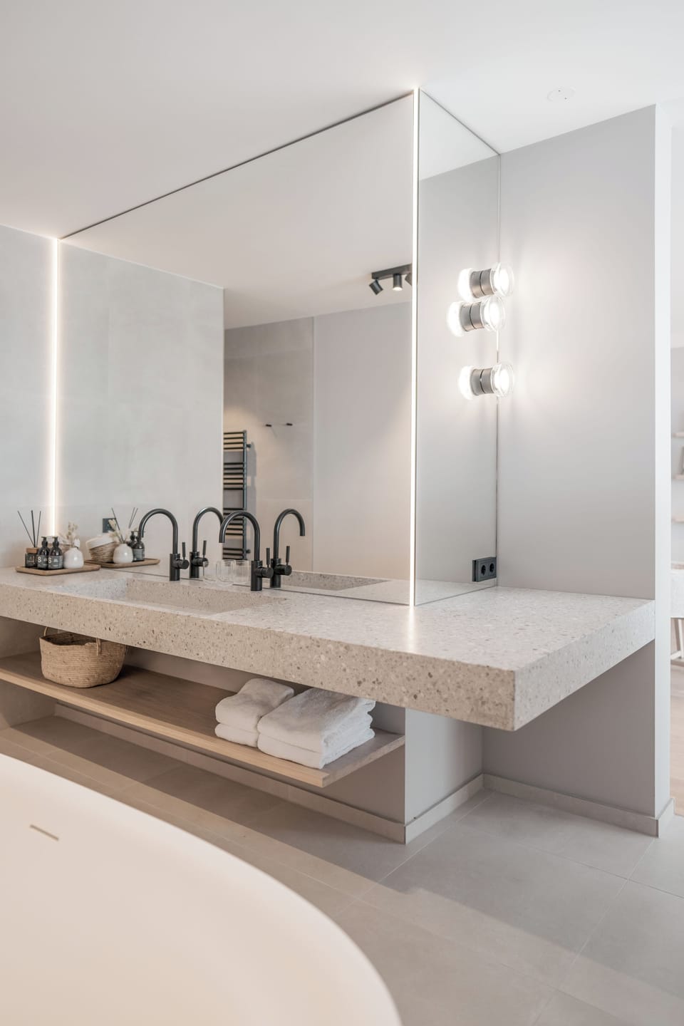 Nils Suite | Bathroom | Shower, slippers, towels