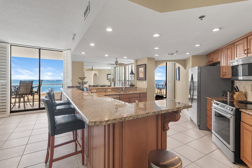 Kitchen with large island