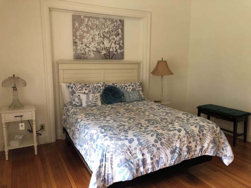 Bedroom #1 - Queen Bed