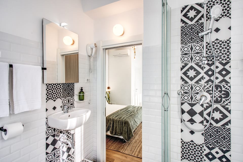 Classic Double Room | Bathroom | Shower, hair dryer, bidet, towels