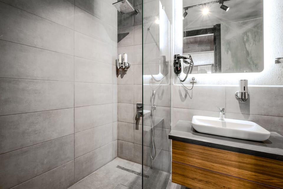 Superior Double Room | Bathroom | Shower, rainfall showerhead, free toiletries, hair dryer