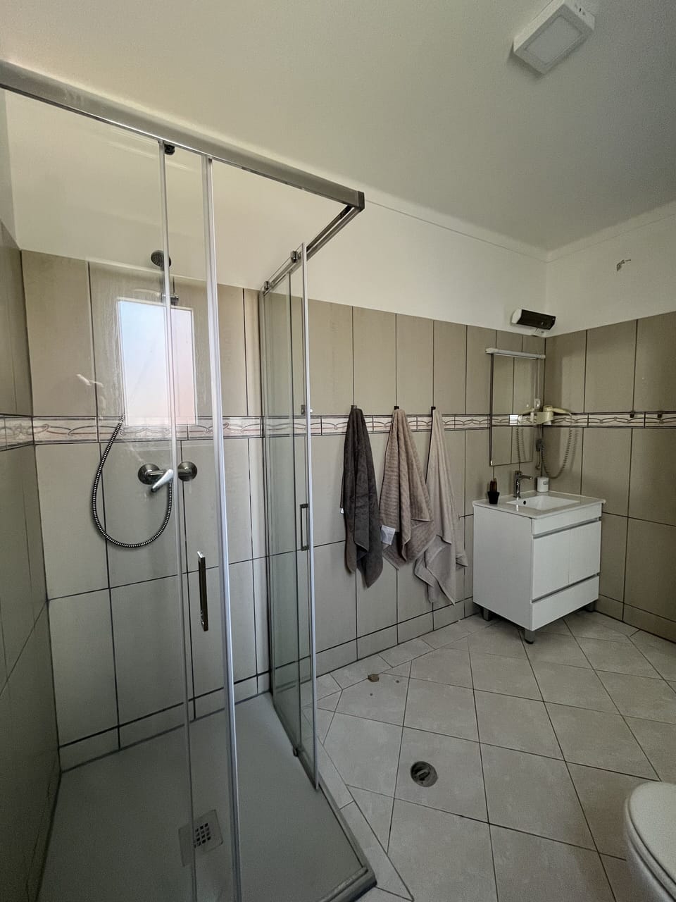 Chambre Salgados 4 personnes | Bathroom | Hair dryer, towels, soap, toilet paper