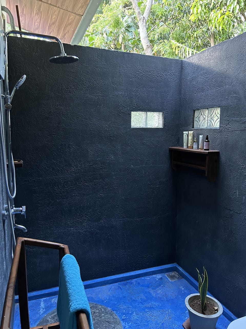 Deluxe Double Room | Bathroom | Shower, rainfall showerhead, free toiletries, hair dryer