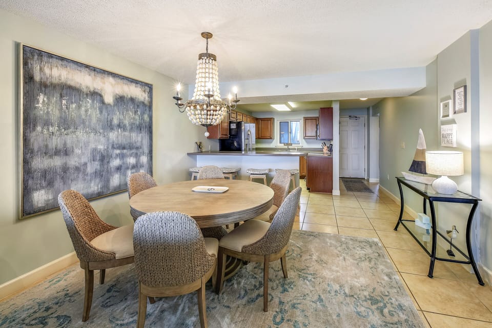 Dining Area w/Breakfast Bar
