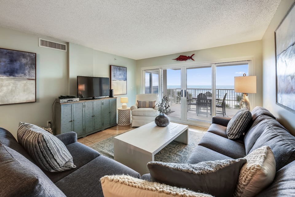 Living Area w/Ample Seating and Beautiful Gulf View