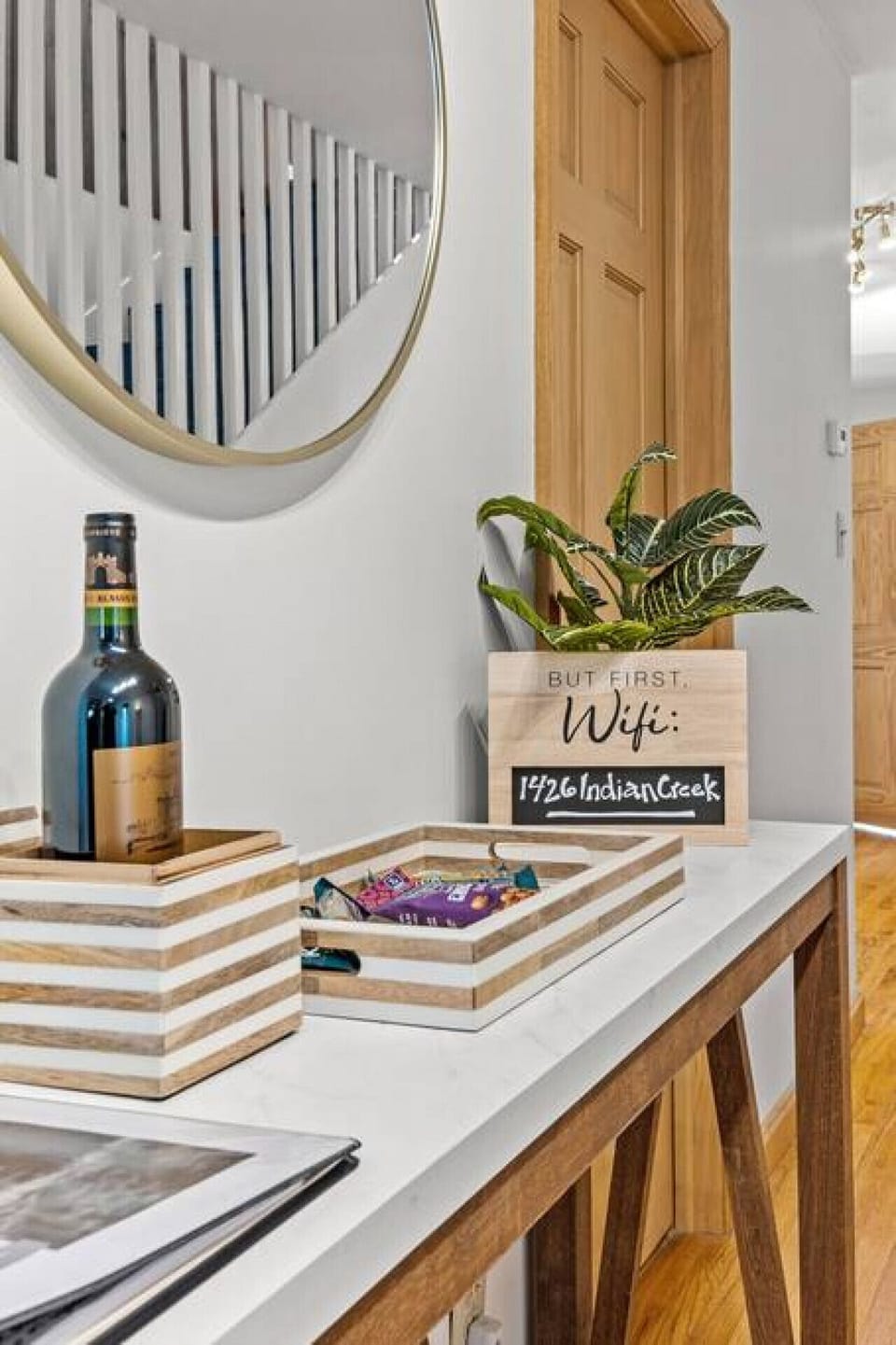 Jump on the WiFi as soon as you get here! Help yourself to wine and snacks as you peruse our Welcome Guide, which includes local recommendations and tips about the house.