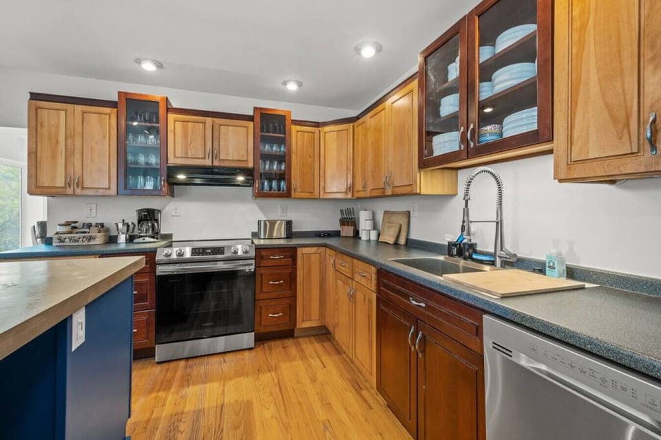 With service for 16, you`ll find everything you need, neatly labeled and easy to find, including a stand mixer and bakeware for the baker in your family.
