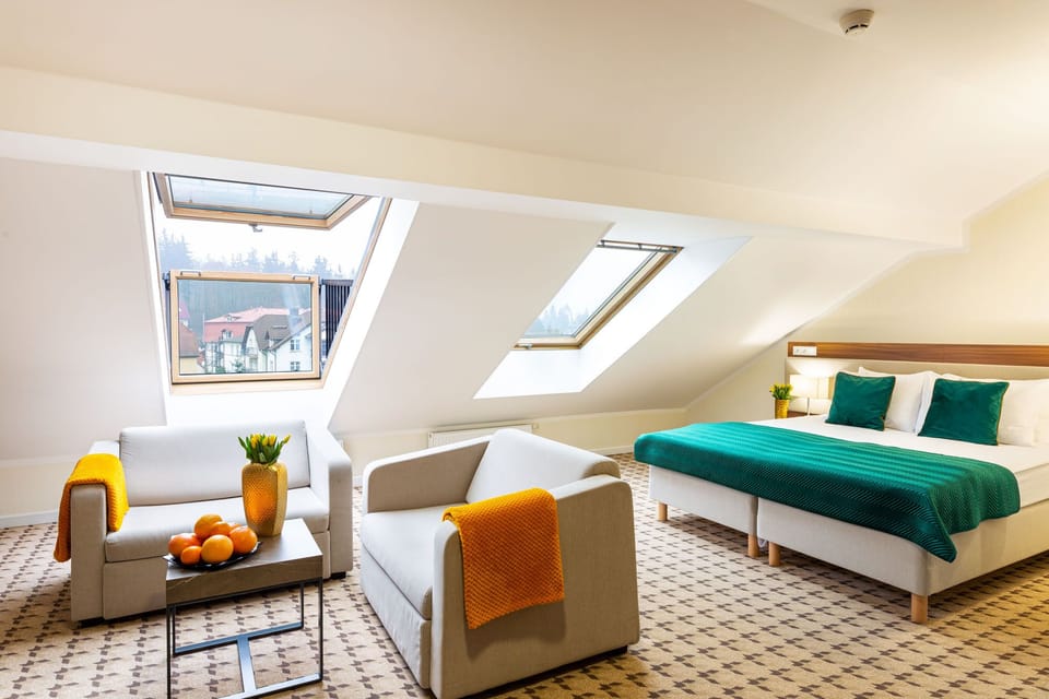 Family Room | Desk, laptop workspace, WiFi (free), bed sheets