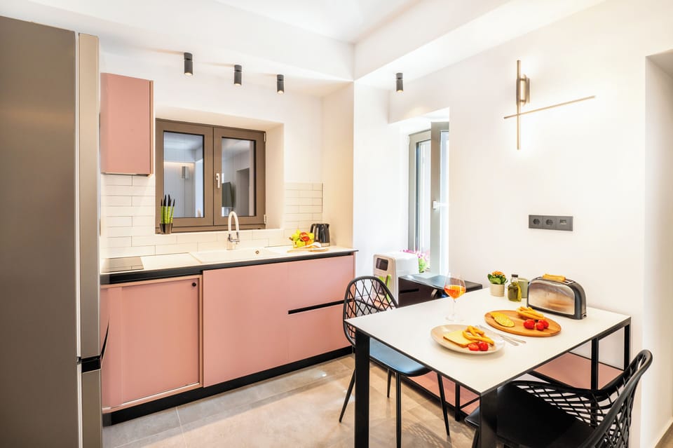 Comfort Suite | Private kitchen | Full-size fridge, microwave, oven, stovetop