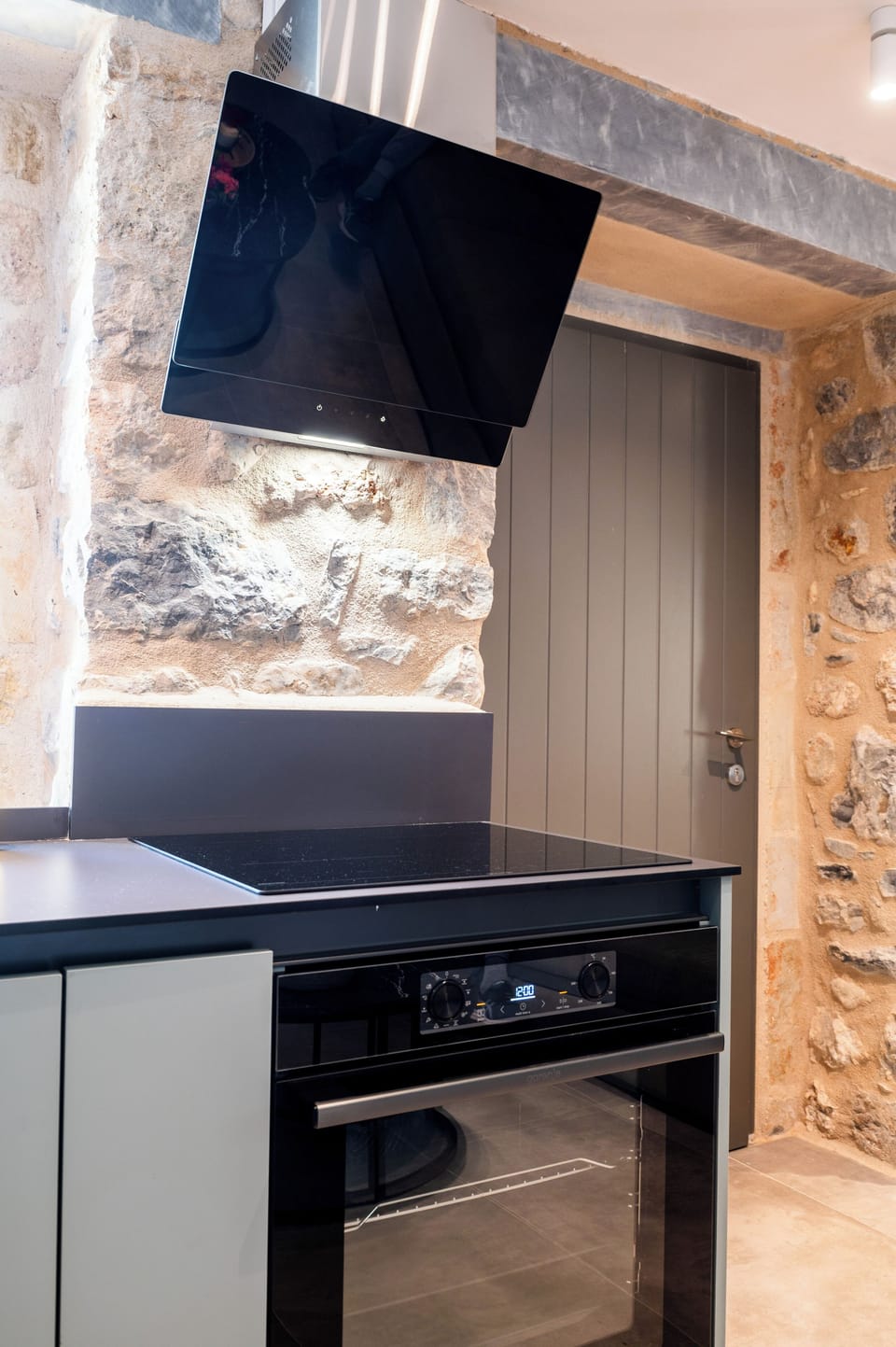 Deluxe Suite | Private kitchen | Full-size fridge, microwave, oven, stovetop