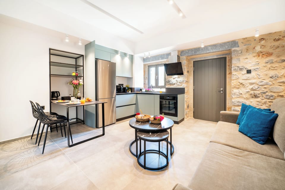 Deluxe Suite | Private kitchen | Full-size fridge, microwave, oven, stovetop