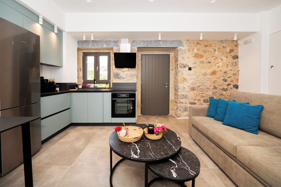 Deluxe Suite | Private kitchen | Full-size fridge, microwave, oven, stovetop