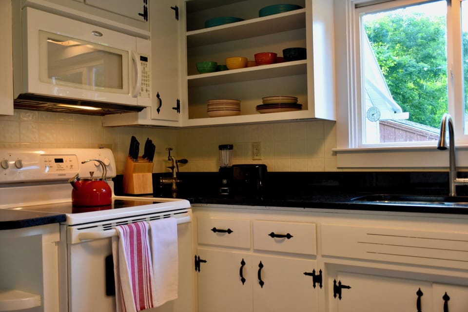 Step into the Past: A Fully Equipped 1950s Kitchen Bursting with Retro Charm