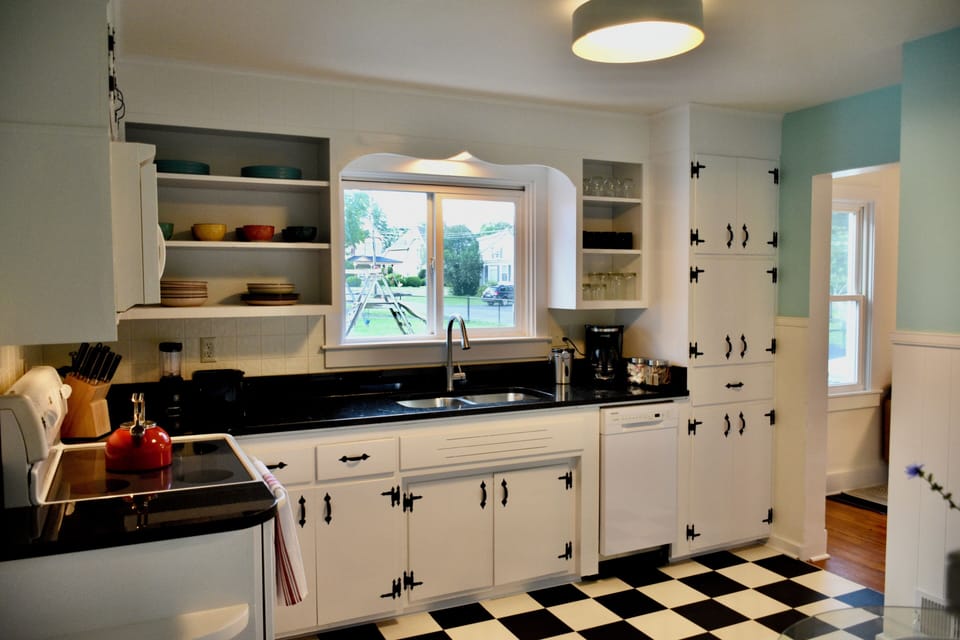 Step into the Past: A Fully Equipped 1950s Kitchen Bursting with Retro Charm
