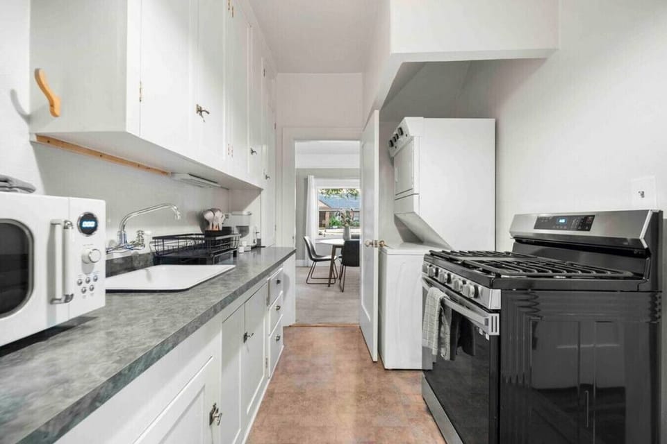 The kitchen area w laundry units