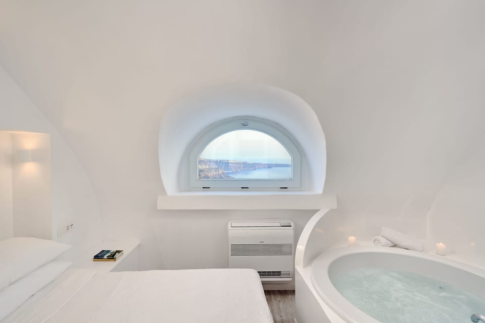 Superior Apartment | Split Level with Indoor & Outdoor Hot Tub and  Caldera View | In-room safe, desk, soundproofing, iron/ironing board