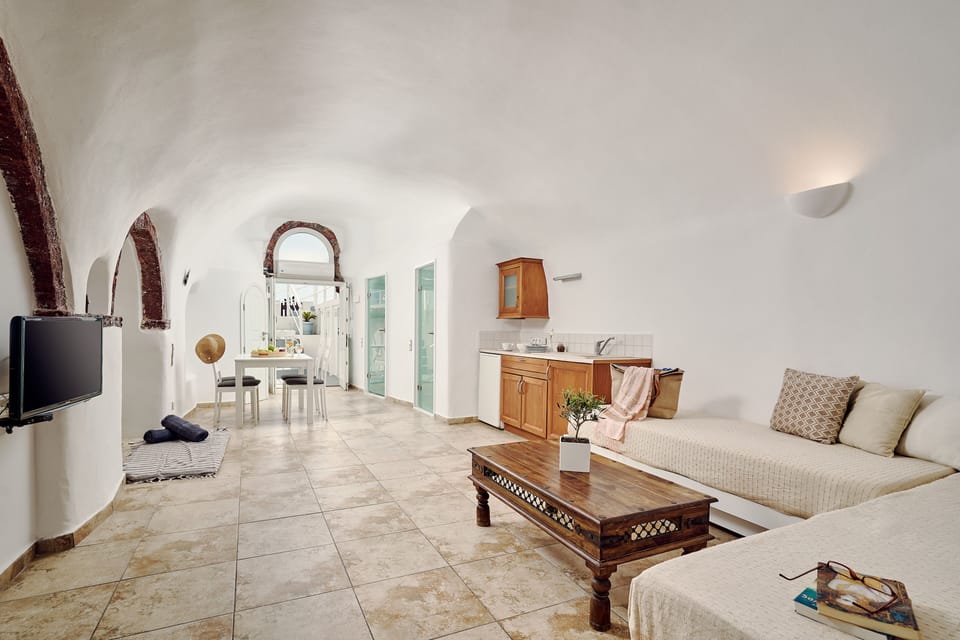 Superior Cave House with Indoor & Outdoor Hot Tub and Caldera View | In-room safe, desk, soundproofing, iron/ironing board