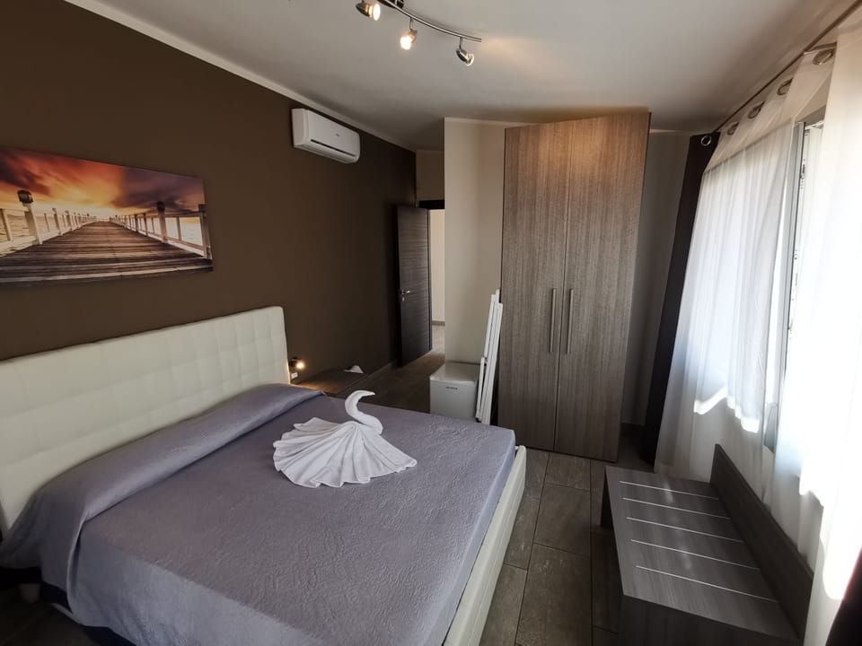 Double Room | Desk, bed sheets