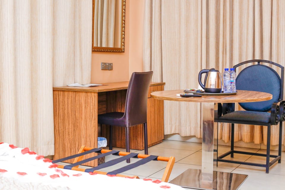Business Room, 2 Twin Beds | In-room dining