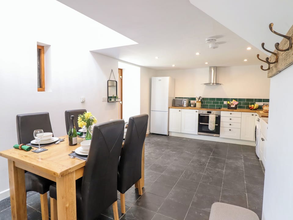 Cottage | Dining