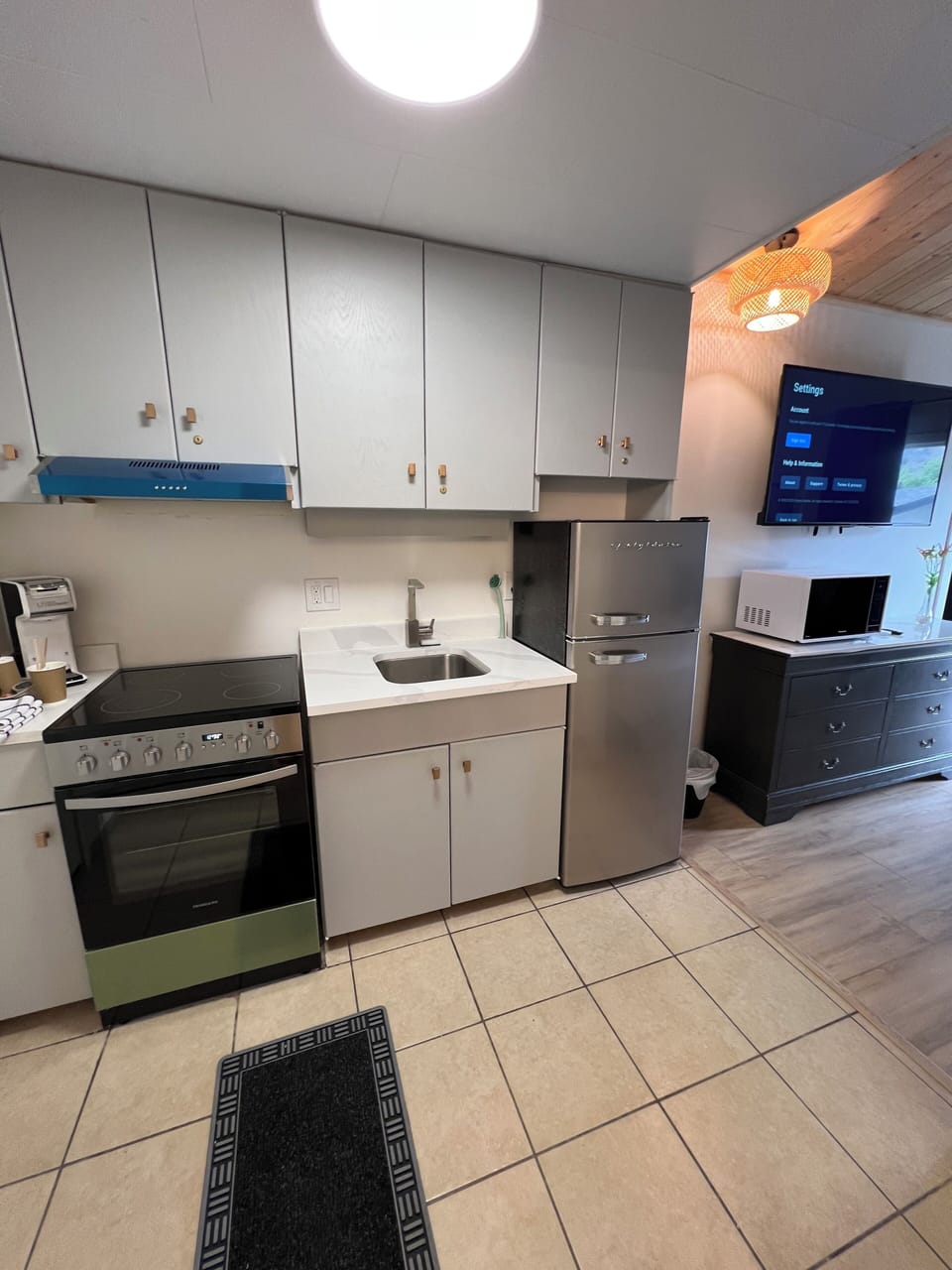 Executive Suite, Multiple Beds, Kitchen | Private kitchen | Full-size fridge, microwave, freezer
