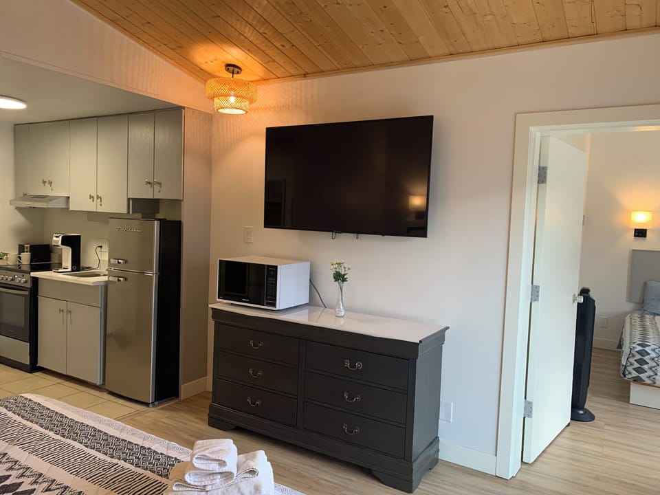 Executive Suite, Multiple Beds, Kitchen | Premium bedding, pillowtop beds, blackout drapes, soundproofing