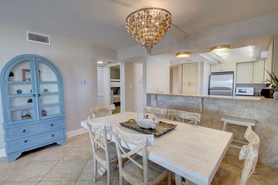 Condo, 2 Bedrooms | Dining