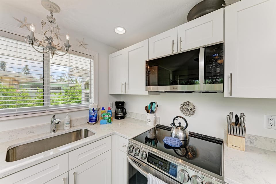 House, 2 Bedrooms | Private kitchen | Coffee/tea maker, fridge, oven, toaster