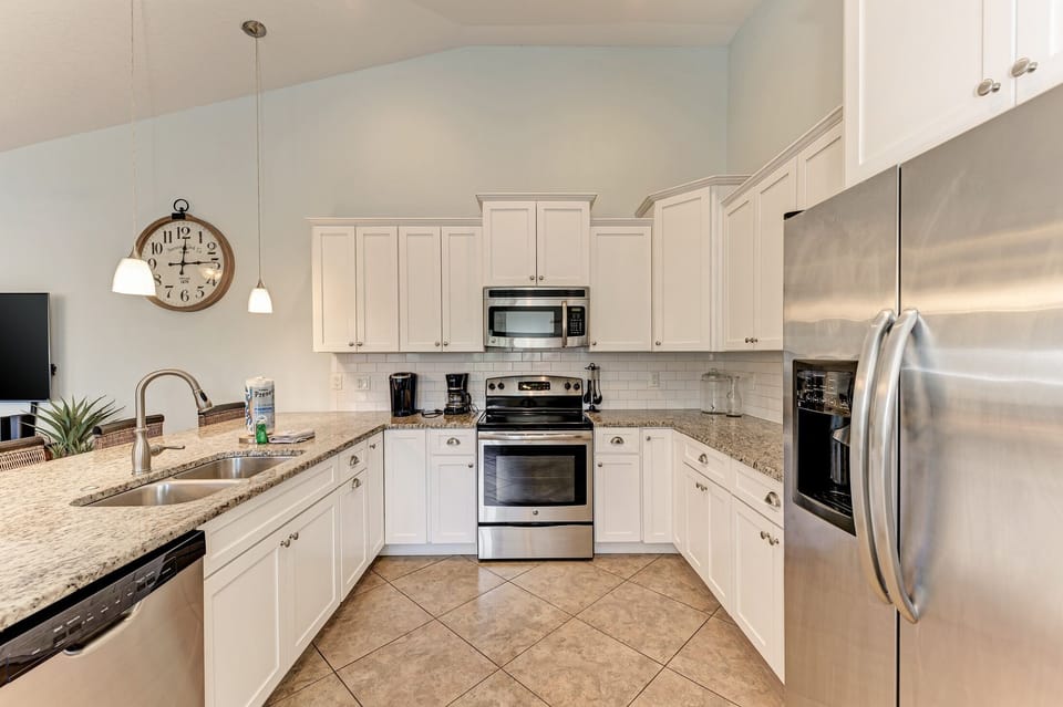 Townhome, 4 Bedrooms | Private kitchen | Fridge, oven, coffee/tea maker, toaster