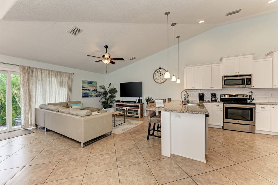 Townhome, 4 Bedrooms | Private kitchen | Fridge, oven, coffee/tea maker, toaster