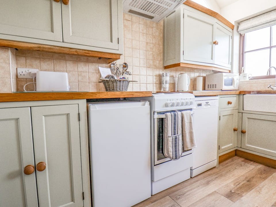 Cottage | Private kitchen | Fridge, dishwasher, electric kettle, toaster