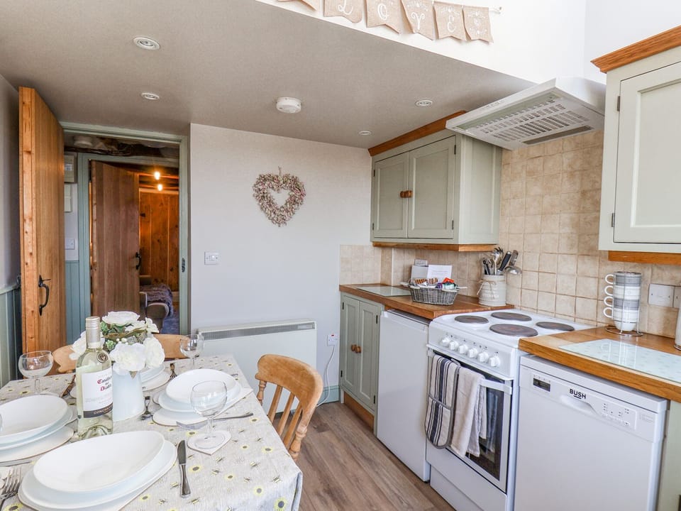 Cottage | Private kitchen | Fridge, dishwasher, electric kettle, toaster