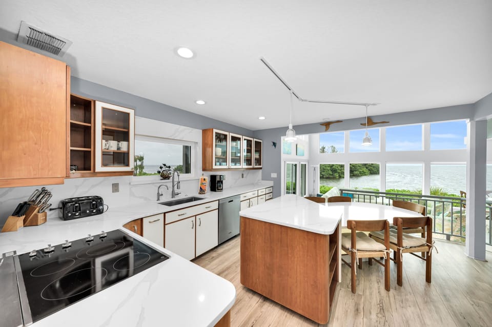 House, 5 Bedrooms | Private kitchen | Fridge, oven, coffee/tea maker, toaster