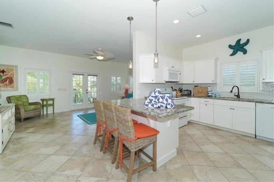 House, 4 Bedrooms | Private kitchen | Coffee/tea maker, fridge, oven, toaster