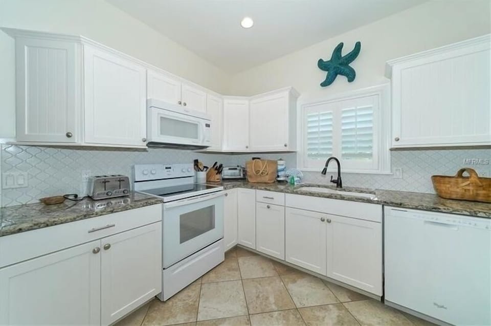 House, 4 Bedrooms | Private kitchen | Coffee/tea maker, fridge, oven, toaster