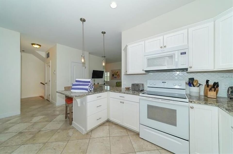 House, 4 Bedrooms | Private kitchen | Coffee/tea maker, fridge, oven, toaster