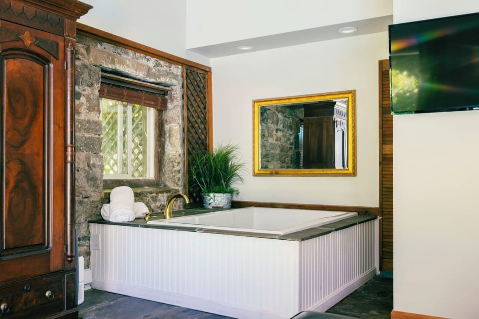 Blue Grotto | Private spa tub
