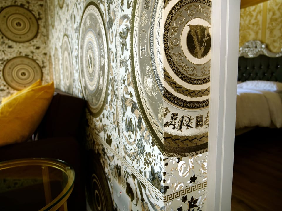Ultra Deluxe Versace Apartment Near Sheffield Apartment in Rotherham