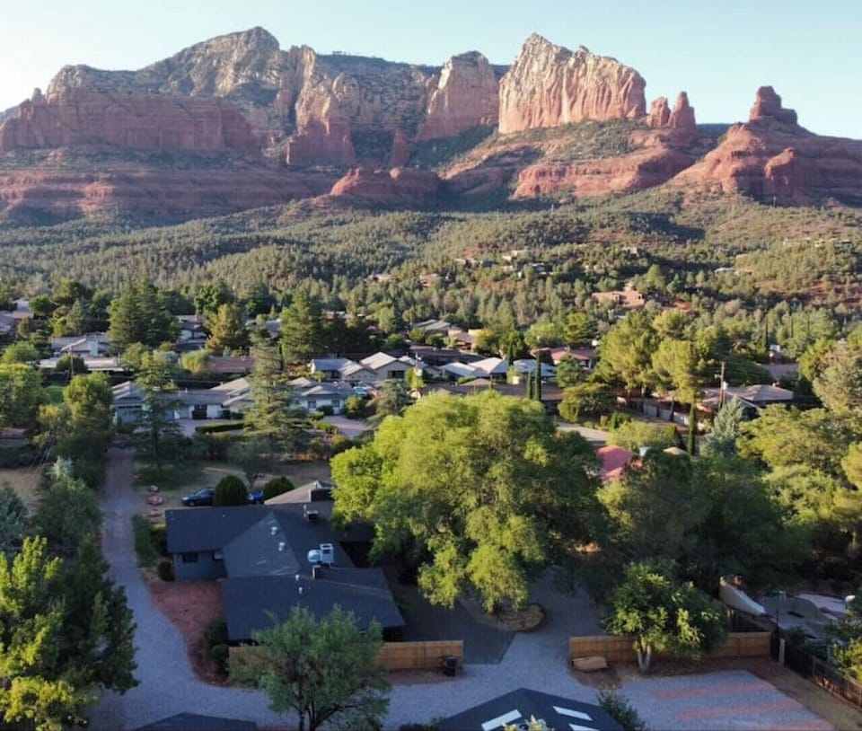 The property is just minutes from exceptional views and hikes