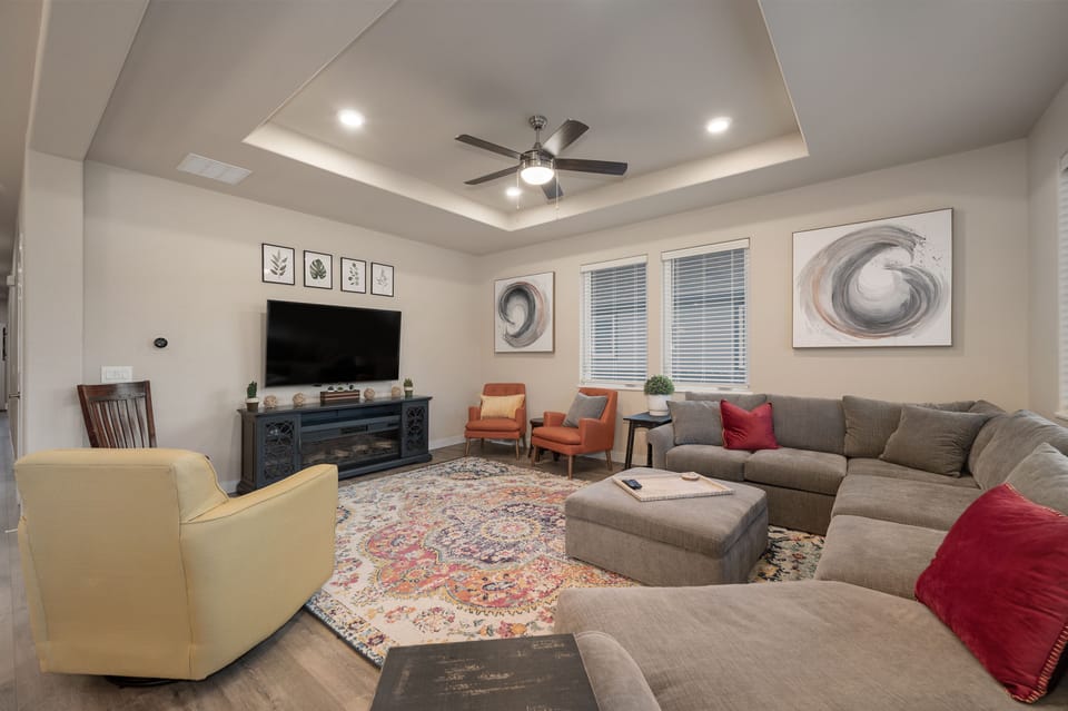 Relax in the open and bright living room. 