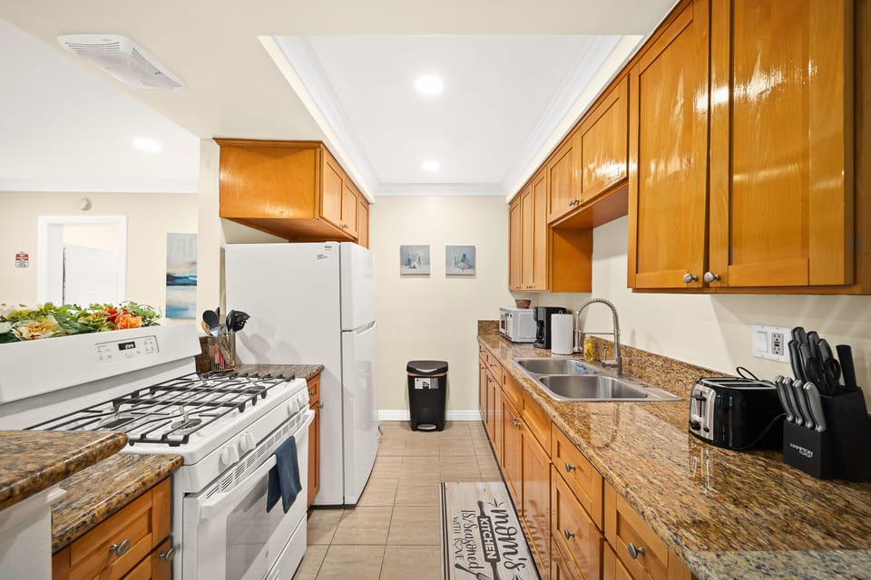 Cook up a storm in this fully equipped space