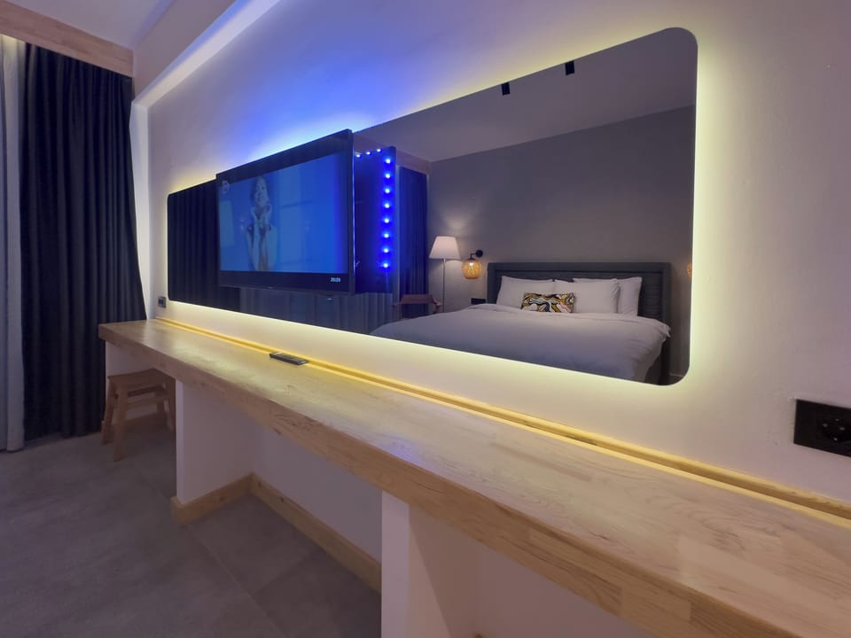 Business Room, 1 King Bed, Non Smoking, Courtyard Area | Premium bedding, pillowtop beds, desk, soundproofing