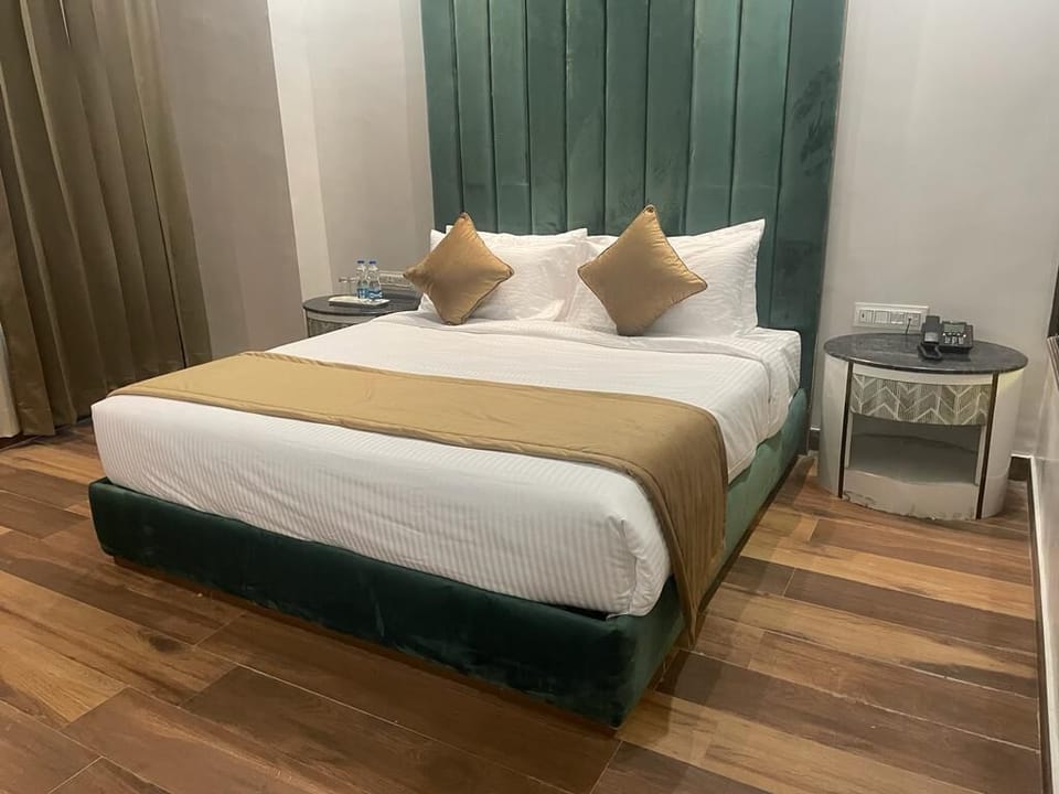 Signature Room | Minibar, free WiFi, bed sheets