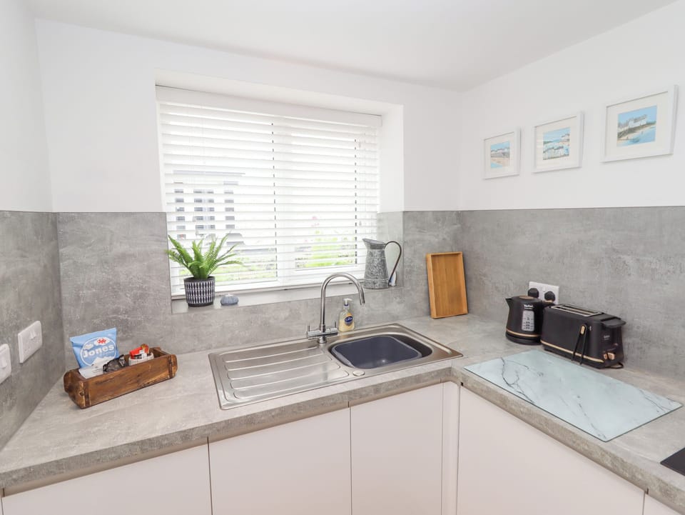 Cottage | Private kitchen | Fridge, electric kettle, toaster, cookware/dishes/utensils