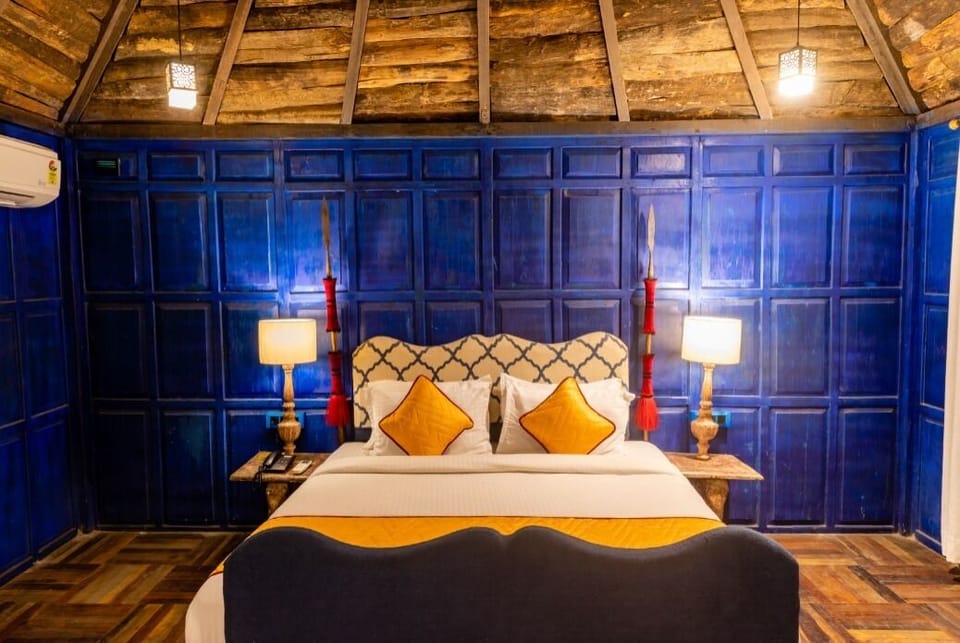 Deluxe Room | Premium bedding, desk, iron/ironing board, WiFi (free)