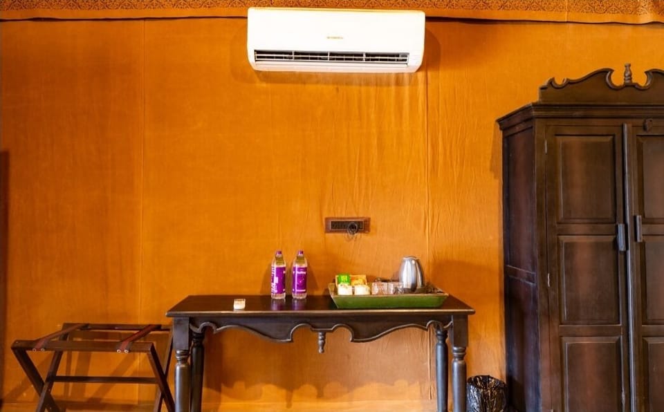 Luxury Room | Premium bedding, desk, iron/ironing board, WiFi (free)