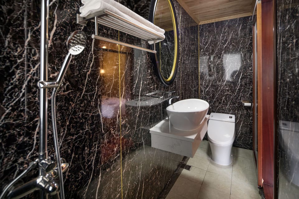 Deluxe Double or Twin Room | Bathroom | Shower, slippers, bidet, towels