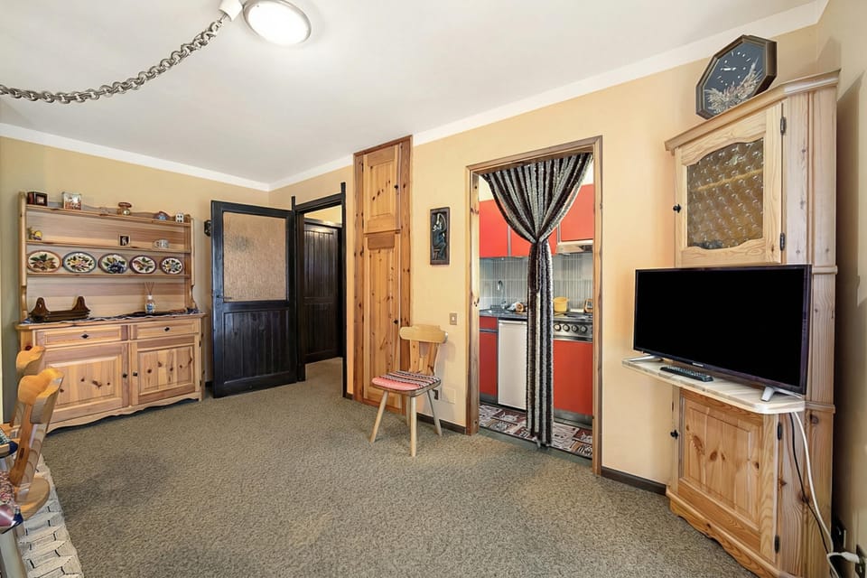 Family Apartment, Multiple Bedrooms (Appartamento Pian dei Larici) | Living area | 21-inch flat-screen TV with satellite channels, TV