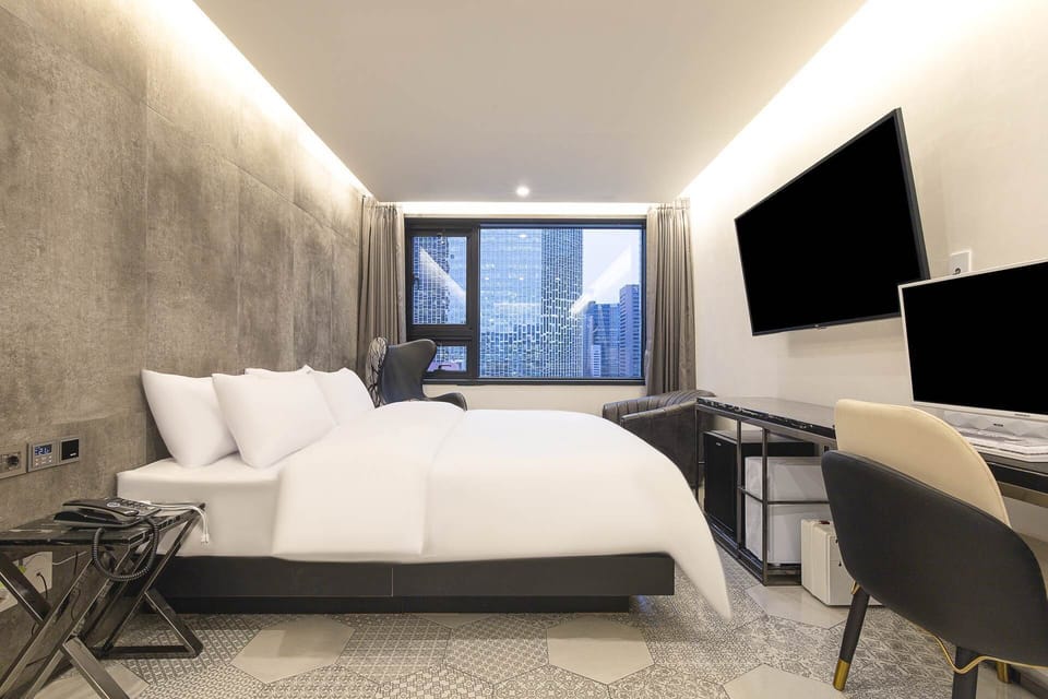 Heritage Room | Individually decorated, desk, soundproofing, free WiFi