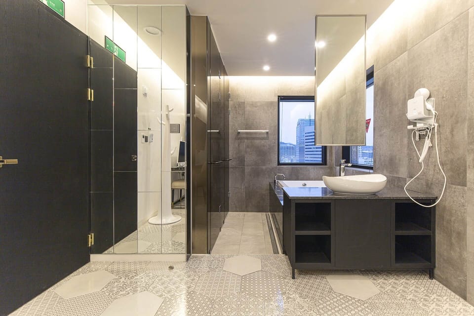 Heritage Room | Bathroom | Free toiletries, hair dryer, bathrobes, slippers
